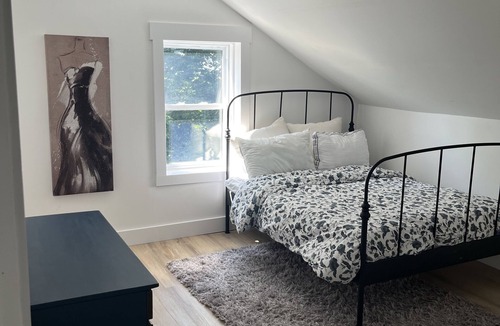 Huron East Other | 1880 farmhouse with hottub!
