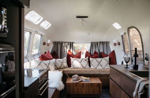 Tyendinaga Mohawk Territory House | 1971 Vintage Modern Airstream w/Cowboy Tub near PEC