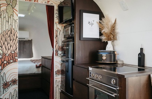 Tyendinaga Mohawk Territory House | 1971 Vintage Modern Airstream w/Cowboy Tub near PEC
