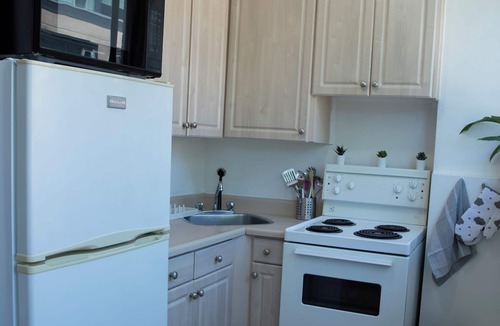 Midtown Toronto Apartment | 1bed in the heart of Toronto , Yorkville & Uft/Netflix/Disney+