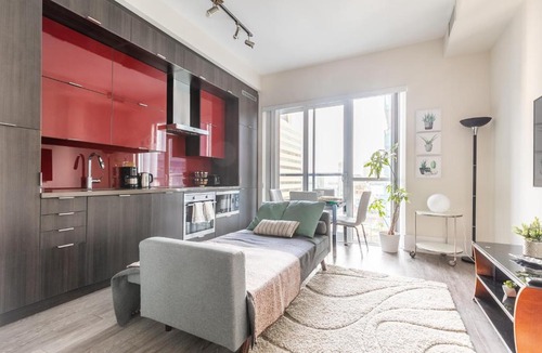 Toronto Entertainment District House | 1BR Upscale Loft with Netflix -& Stunning Views of CN Tower