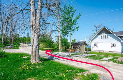 Roseneath House | 2-Bed Cottage: Rice Lake Haven, Fishing Paradise