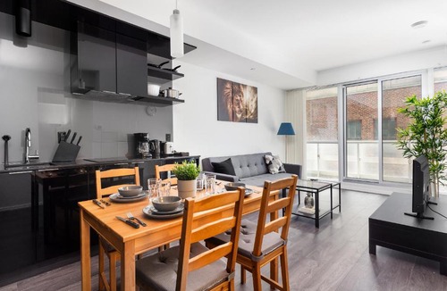 Financial District Apartment | 2 Bed Room Suite Downtown Toronto
