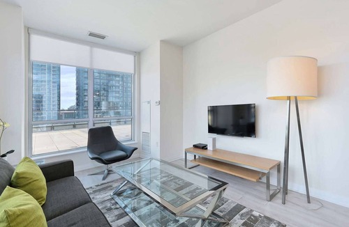 Hurontario Apartment | 2 Bedroom/2 Bathroom Suite