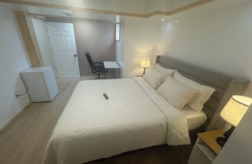 Ottawa Division Apartment | 2-bedroom & 2-bathroom & living room apartment in enjoyable Ottawa with WiFi, AC