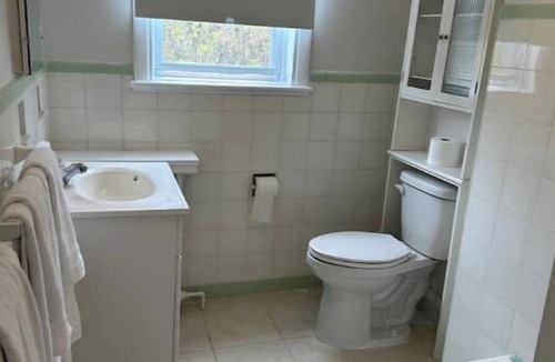 Burlington Apartment | 2 Bedroom Apartment steps to downtown Burlington and waterfront.