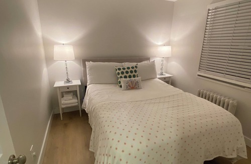 Port Credit Apartment | 2 Bedroom Beauty! Located on the Lakeshore in Port Credit, Mississauga.