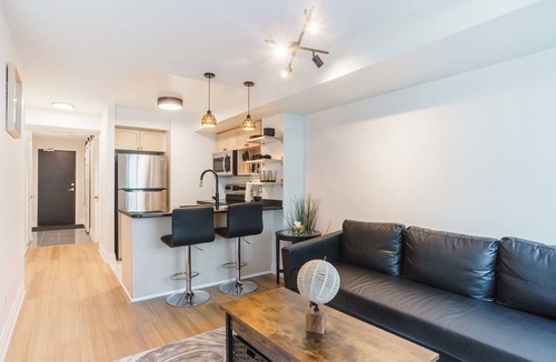 Financial District Hotel | 2-bedroom hotel in fabulous Toronto with AC