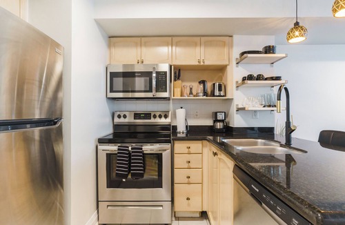 Financial District Hotel | 2-bedroom hotel in fabulous Toronto with AC