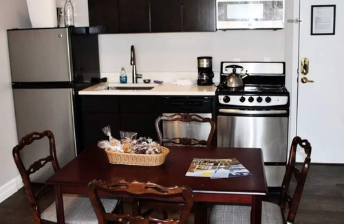 Edina House | 2-Bedroom Luxury Suite with Kitchen in Minneapolis Boutique Hotel