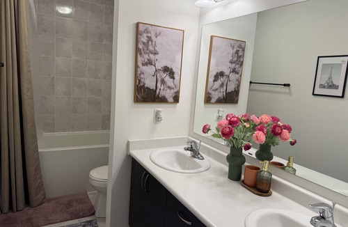 Cambridge House | 2 Bedroom with Private Bath | Free Parking