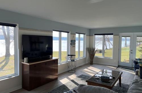 Adolphustown House | 2 Bedrooms Holiday Homes In Deseronto