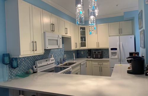 Surrey Condo | 2 Cozy Bedrooms in a excellent location