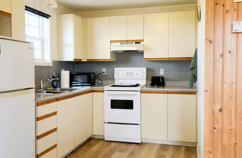 Boularderie Cabin | 2 king BD Full Kitchen Large Outdoor Space | Unit 14 @ Great Cabot Lodge