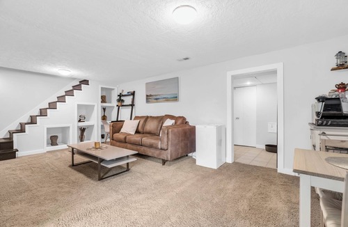 Rosemount House | 2 min to AUD | Private Getaway w/Firepit