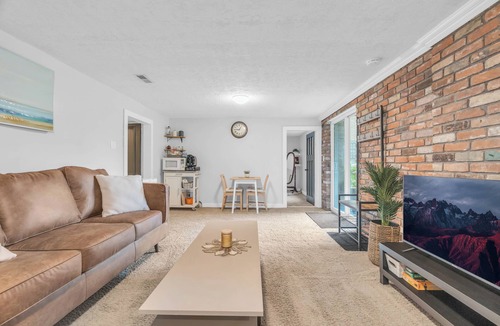 Rosemount House | 2 min to AUD | Private Getaway w/Firepit