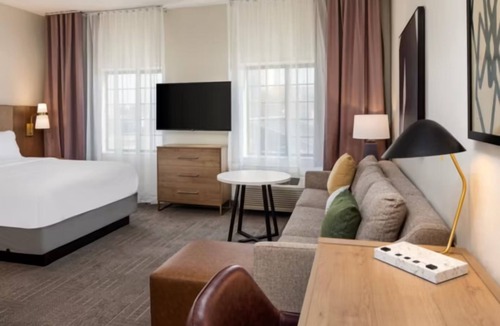 West Bloomington Hotel | 2 Spacious Suites Near Mall of America, MSP Airport & Downtown Minneapolis