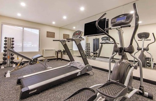Northeast Mississauga Hotel | 2-Star Hotel ∙ Comfort Inn Airport West