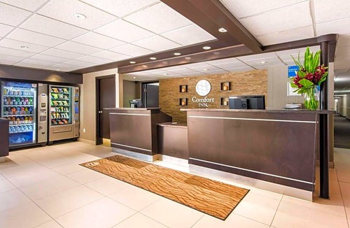 Northeast Mississauga Hotel | 2-Star Hotel ∙ Comfort Inn Airport West