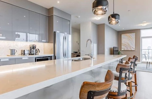 Hurontario Apartment | 2000sqf Penthouse close to Toronto Pearson Airportn