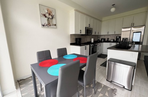 Vaughan Bed & Breakfast | 2024-Built Elegant 3BR Home in Kleinburg Vaughan—18 mins to Canada's Wonderland!