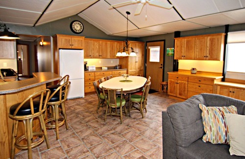 Glenwood House | 2025 - Wed. free Labor Day wknd - Thurs night for Fri-Sun stays. Rest. may apply