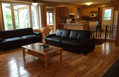 Keewatin Cabin | 2026 calendar now open! Beachfront - Lake of the Woods Kenora w/boat launch!