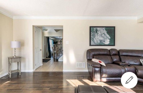 Ottawa Division House | 213 m² House ∙ 5 bedrooms ∙ 9 guests