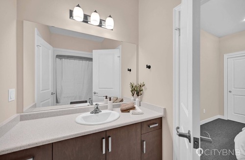 Thorold House | 22min drive to Niagara. Sleeps 10. 1GB. 5 Bd/4 Bth