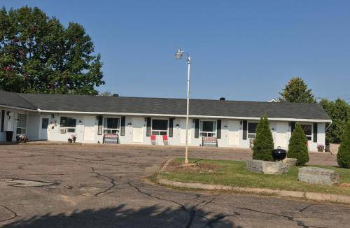 Laurentian Valley Hotel | 23 m² Motel ∙ 4 guests