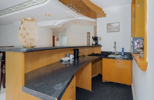Richmond Hill House | 25% Fall OFF, Luxury 3 Bdrms, 2 Baths, 2 Prk