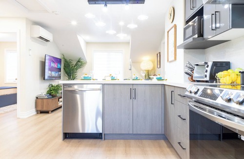 Cooksville Apartment | 25 mins to Toronto. 5 mins to Trillium Hospital. Quiet, friendly neighbourhood
