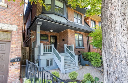 Trinity - Bellwoods House | 258 Crawford St #1 (main floor) · Chic Home near DWTN Old Toronto w/deck area & WFH