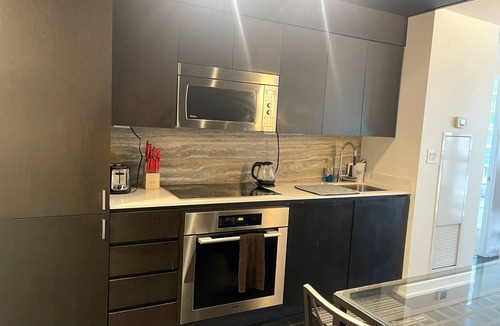Toronto Entertainment District Condo | 2BD 1 Bath 4 Guests Parking Balcony Near CN Tower Downtown—By Hostia