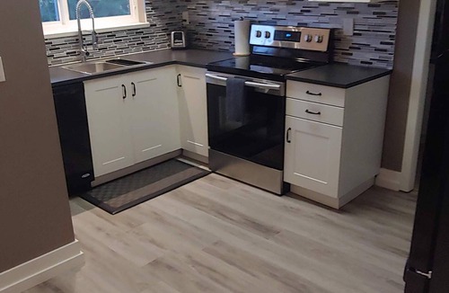 McMillan House | 2bdrm Suite in Executive Home with Sweeping Mountain and Valley Views