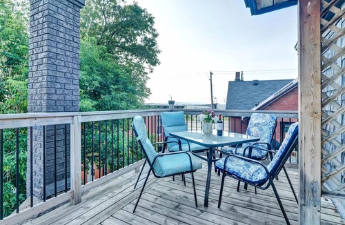 Centretown West Apartment | 2BR Apt with Netflix and access to Rooftop Terrace!