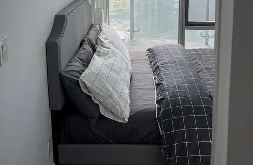 Financial District Condo | 2BR Downtown Toronto Condo Steps to Union/CN Tower