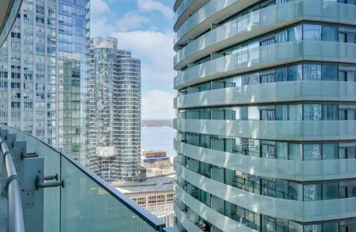 Toronto Entertainment District Apartment | 2BR Downtown Toronto Condo Steps to Union/CN Tower