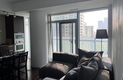 Toronto Entertainment District Apartment | 2BR Downtown Toronto Condo Steps to Union/CN Tower