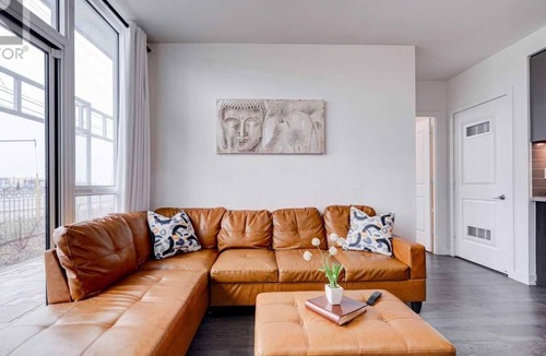 Central Erin Mills Condo | 3 bdr plus den with 1155 sq ft living space