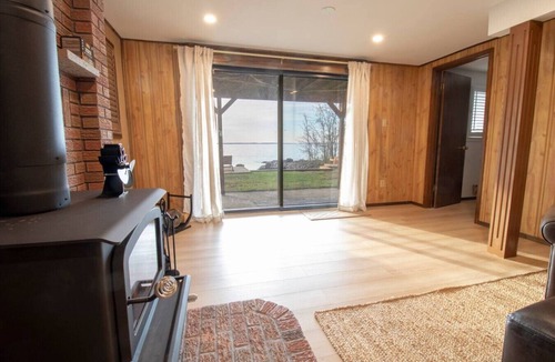 Victoria Harbour Cottage | 3 Bdrm Beachfront Oasis-Sunsets!