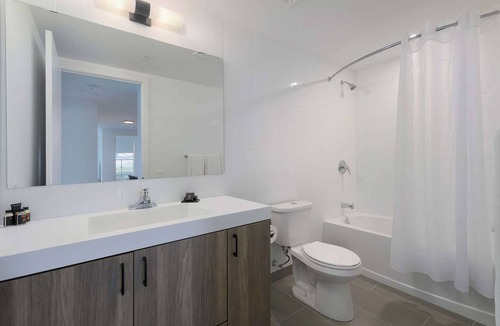 Downtown Mississauga Apartment | 3 Bedroom/2 Bathroom Suite