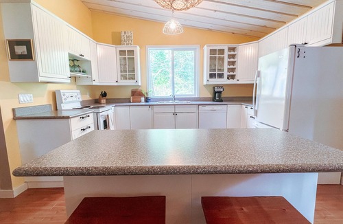 Kenora Cottage | 3 Bedroom Beachfront Cottage on Lake of the Woods