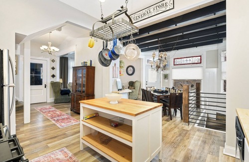 West Seventh House | 3-bedroom historic home walking distance Downtown & Xcel center 12 min to MSP