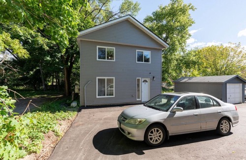 Barrie House | 3-Bedroom Home – Perfect for Beach & City Getaways