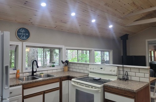 Faraday Cottage | 3 BEDROOM LOOKOUT WATERFRONT COTTAGE - SPRING & SUMMER AVAILABILITY!