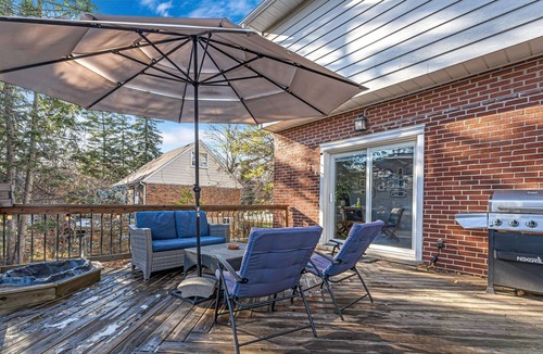 Clarkson-Lorne Park House | 3 Bedroom Peaceful Home