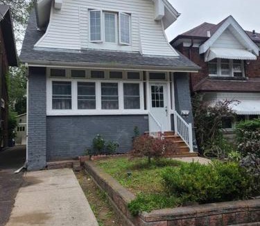 The Pocket Apartment | 3 BR House in Toronto Downtown