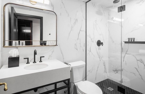 Riverside House | 3 Great Units for Groups, Minutes to St. Lawrence Market and Hockey Hall of Fame