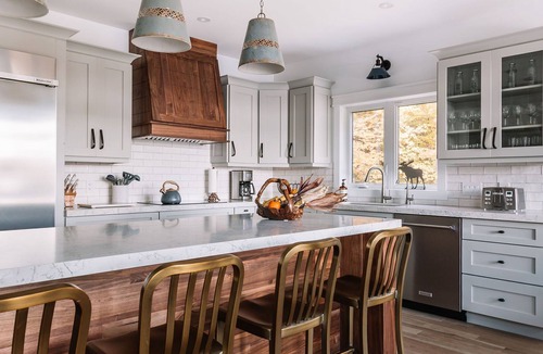 Dysart et al Cottage | 3 King Bedrooms w/3 ensuites and 7-person Hot Tub
